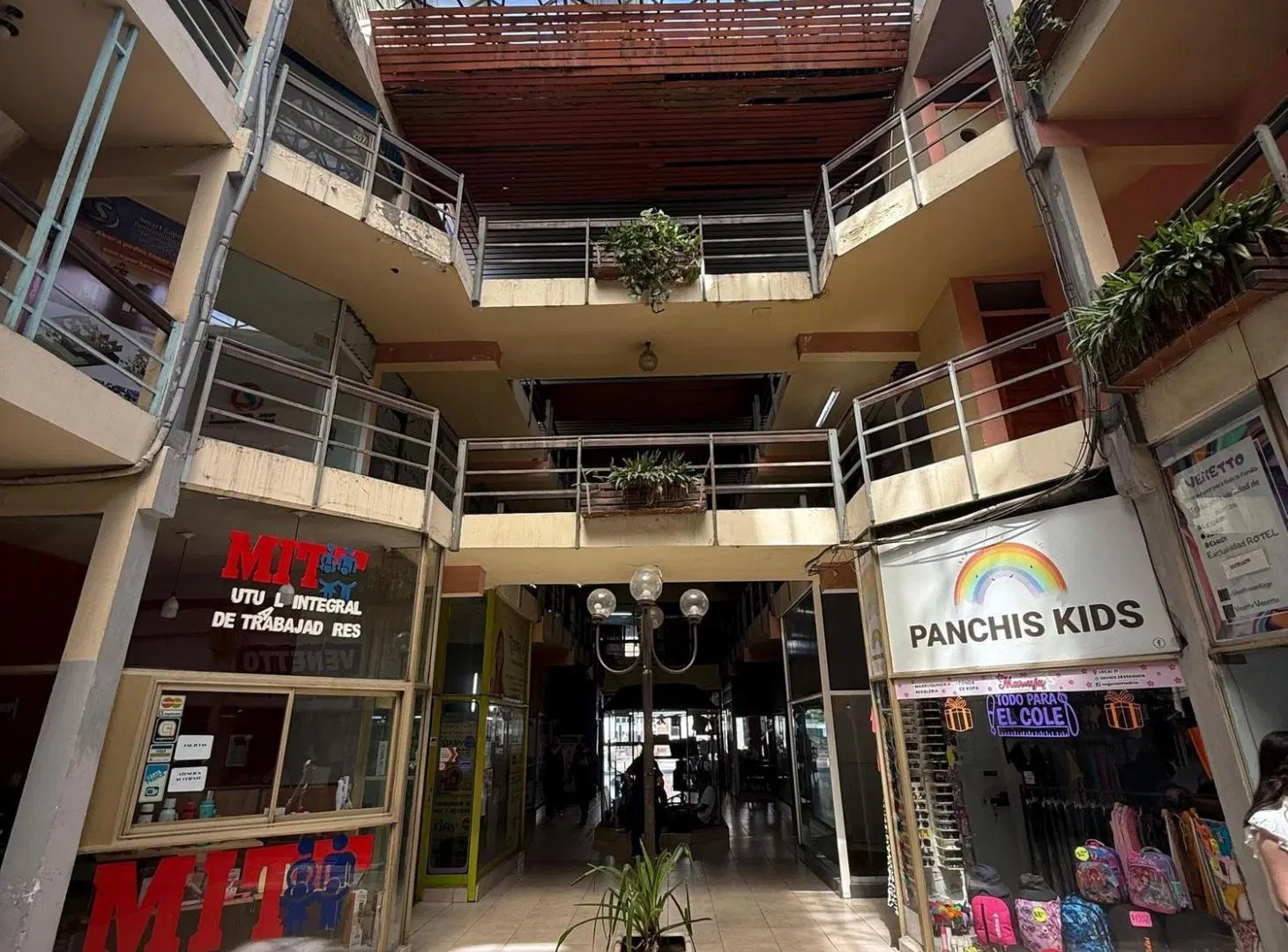 VENTA LOCAL COMERCIAL EN GALERIA CENNTRAL 4