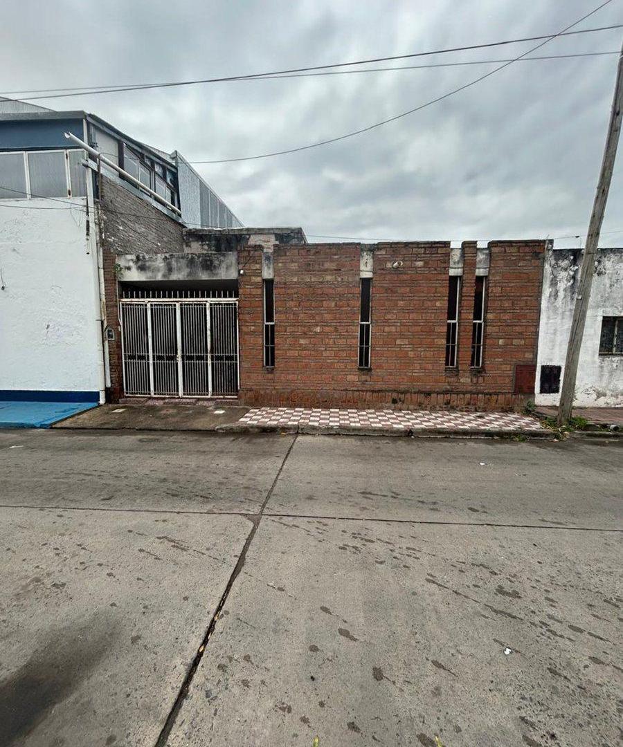 VENTAS DE CASA A REFACCIONAR EXCELENTE UBICACION