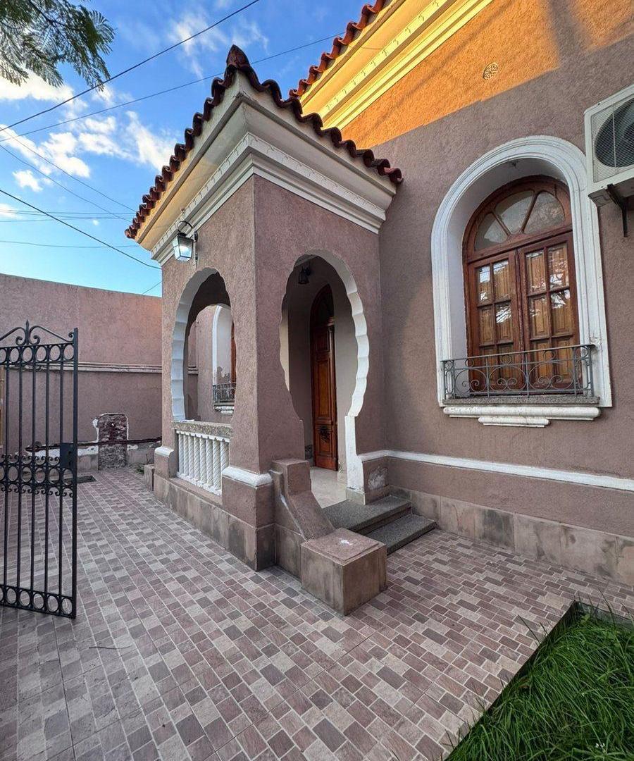 IMPORTANTE CASA EN VENTA - AV. MORENO (S) AL 700