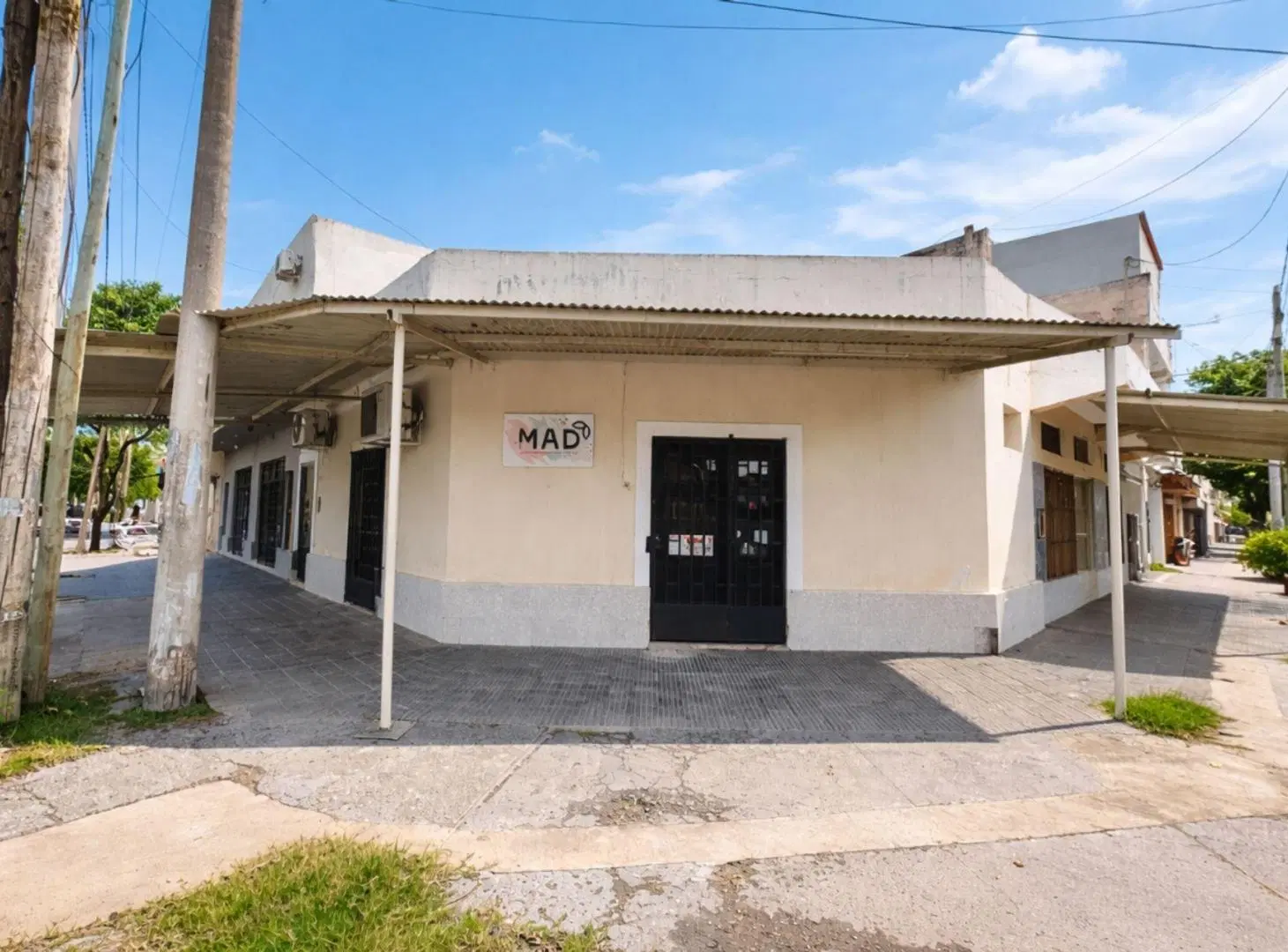 EN VENTA LOCALES COMERCIALES EN MORENO Y MAIPU 2