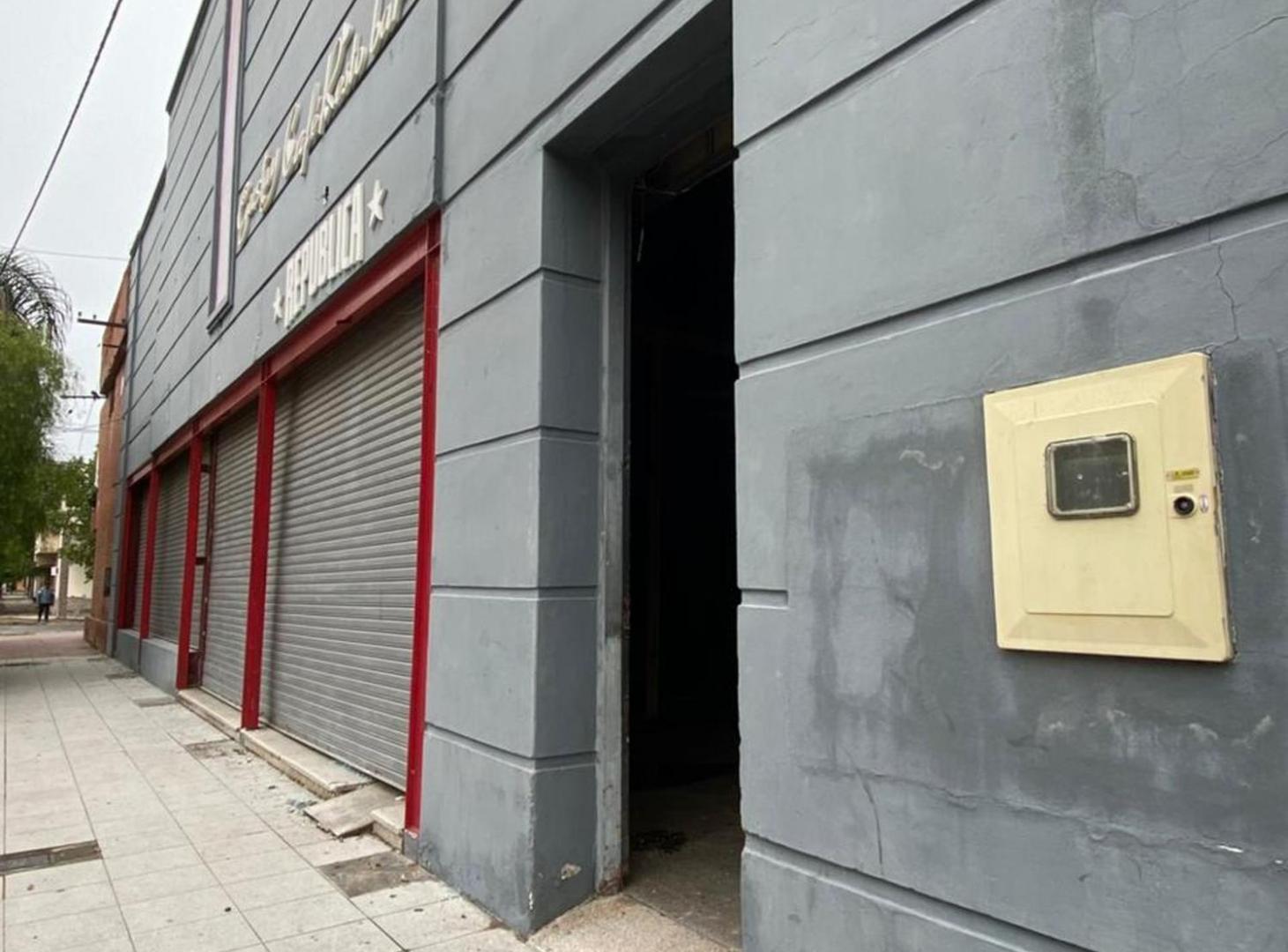 Foto de Venta de importante Hibrido Salon+Galpon+ Edificio, imagen 4
