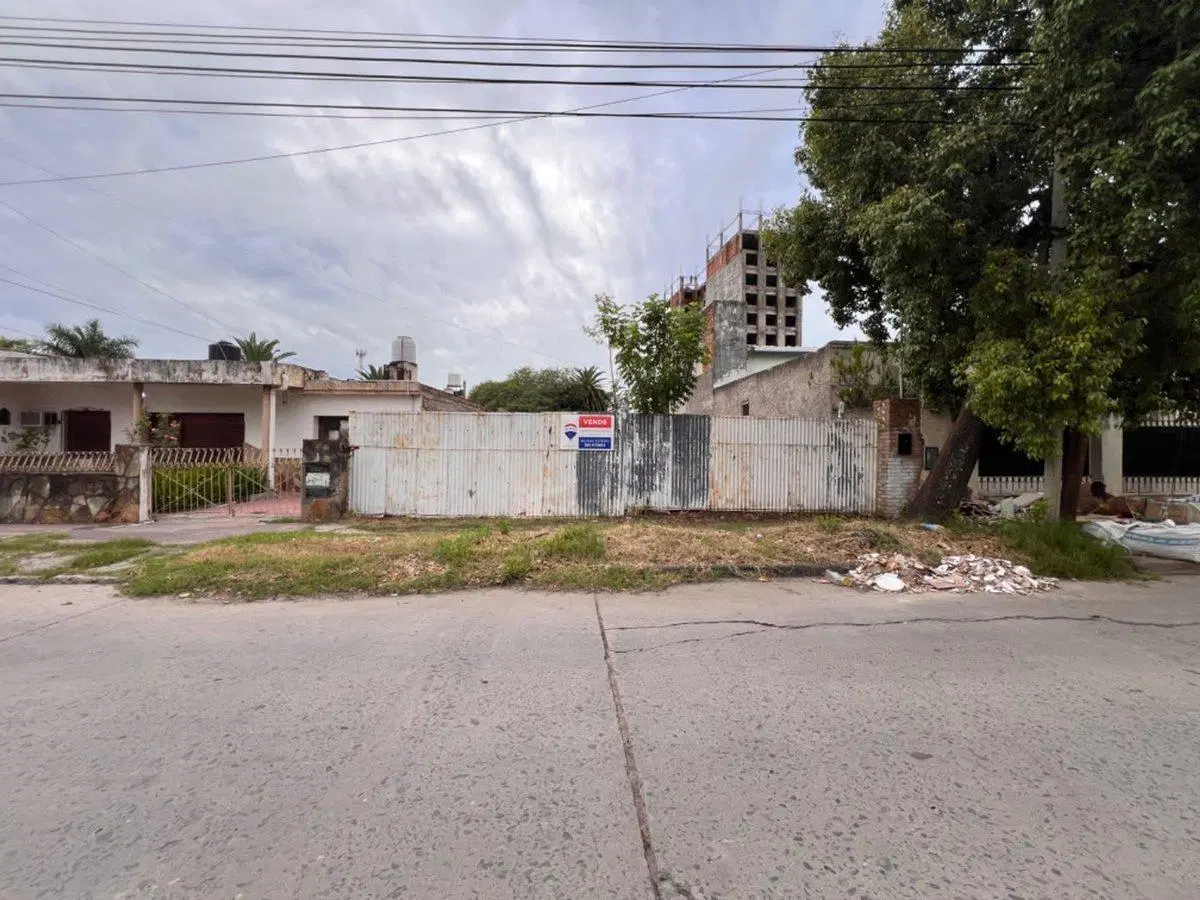 VENTA - LOTE CENTRICO IDEAL PARA DESARROLLO 3