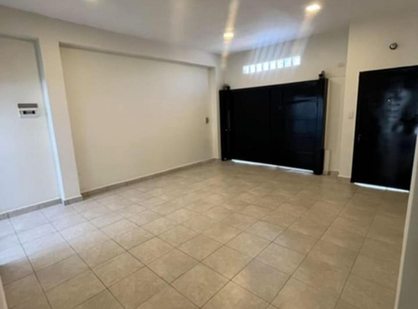 Foto de CASA MODERNA, 2 PLANTAS C/GARAGE · ZONA TRIBUNALES, imagen 2