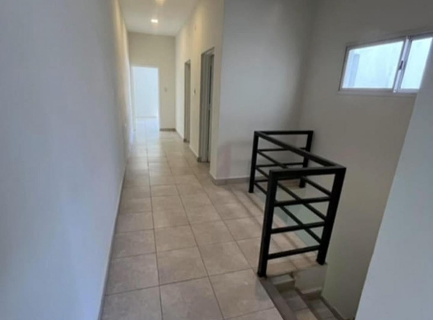 Foto de CASA MODERNA, 2 PLANTAS C/GARAGE · ZONA TRIBUNALES, imagen 3
