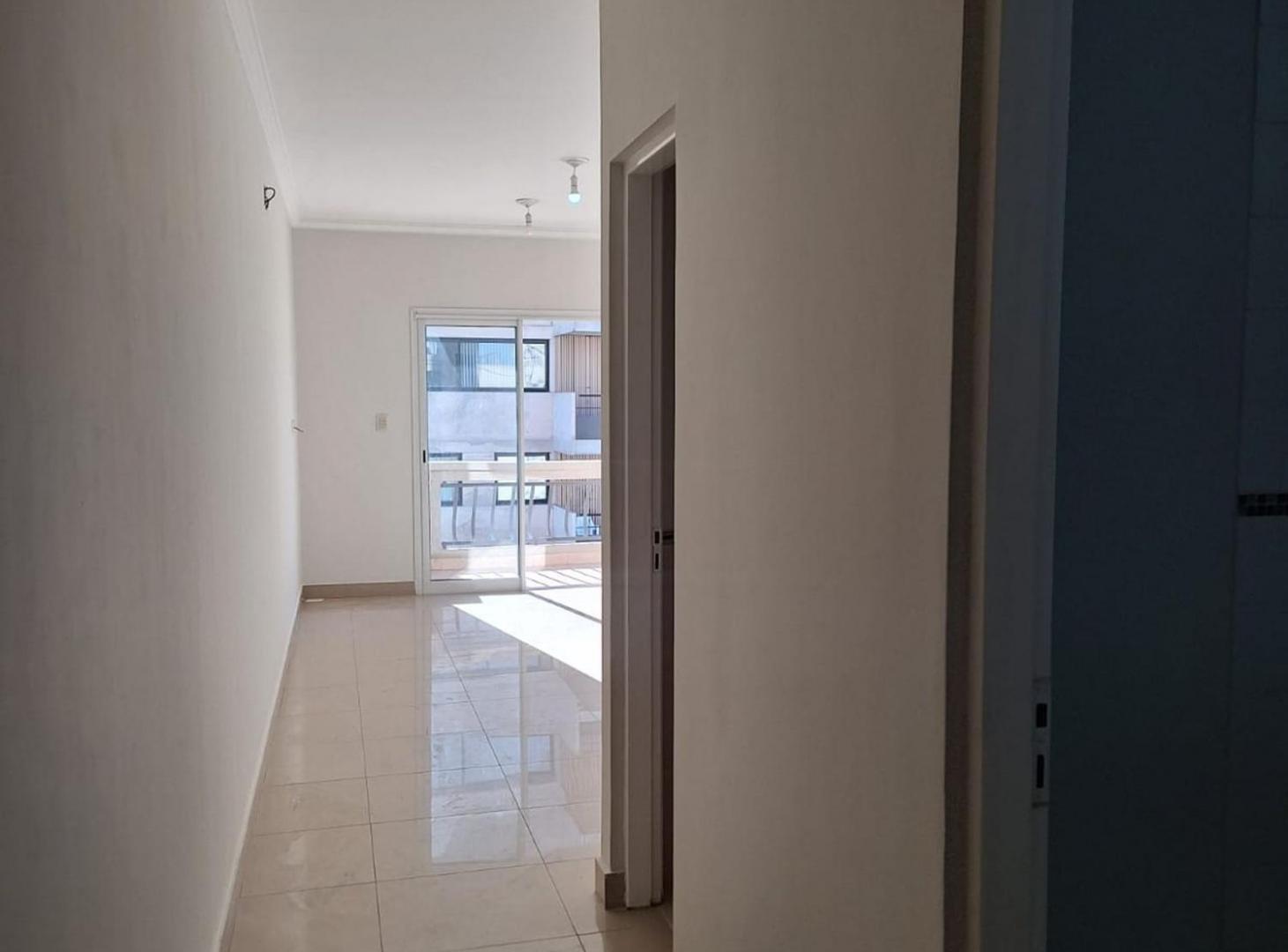 Foto de Venta depto. 2 dorm. con cochera Av. Roca y Mitre, imagen 2