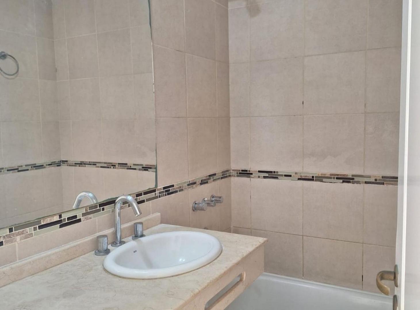 Foto de Venta depto. 2 dorm. con cochera Av. Roca y Mitre, imagen 4