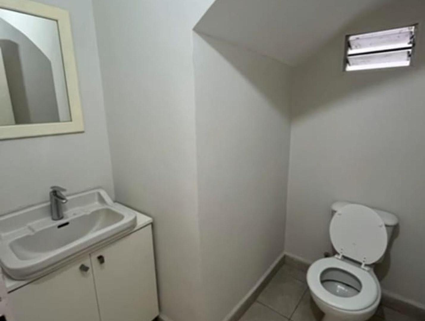 Foto de CASA MODERNA, 2 PLANTAS C/GARAGE · ZONA TRIBUNALES, imagen 4