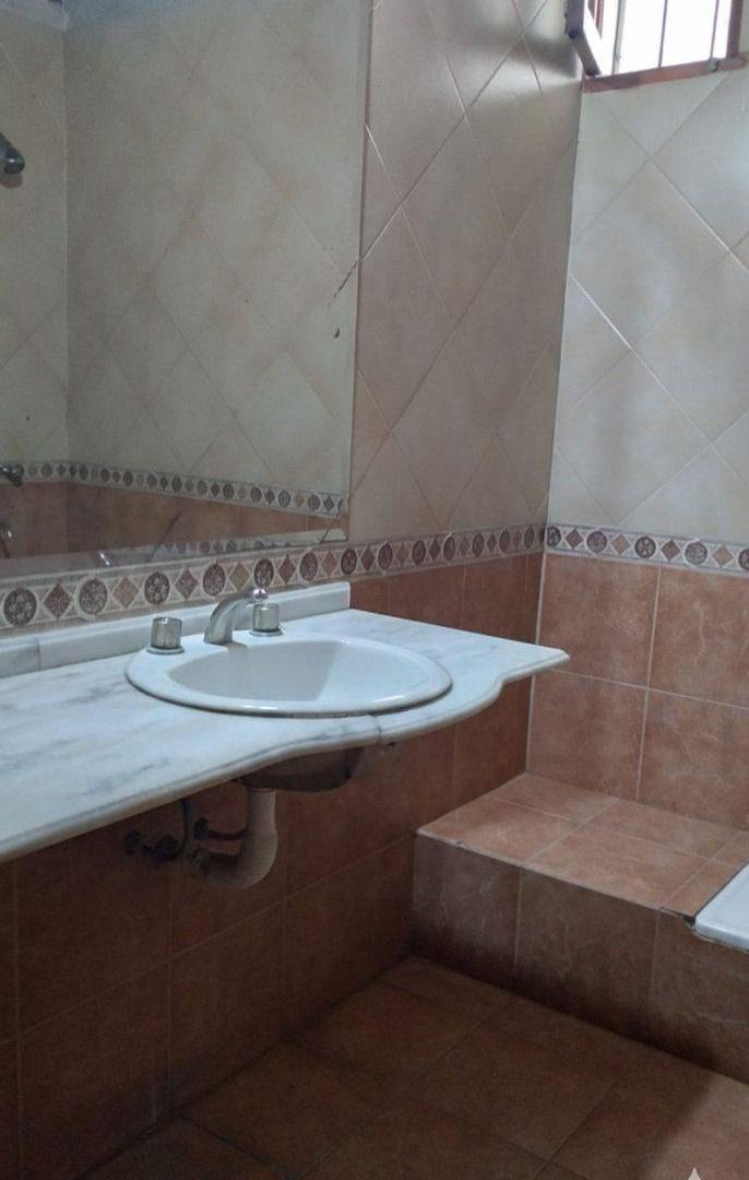 Foto de VENTA CASA ESQUINA CON PILETA Y COCHERA DOBLE, imagen 3