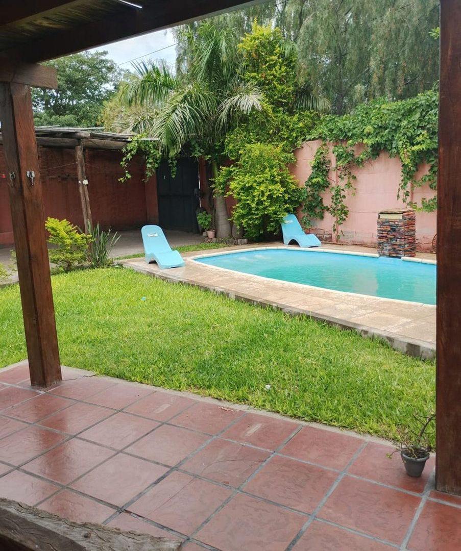 Foto de VENTA CASA ESQUINA CON PILETA Y COCHERA DOBLE, imagen 2