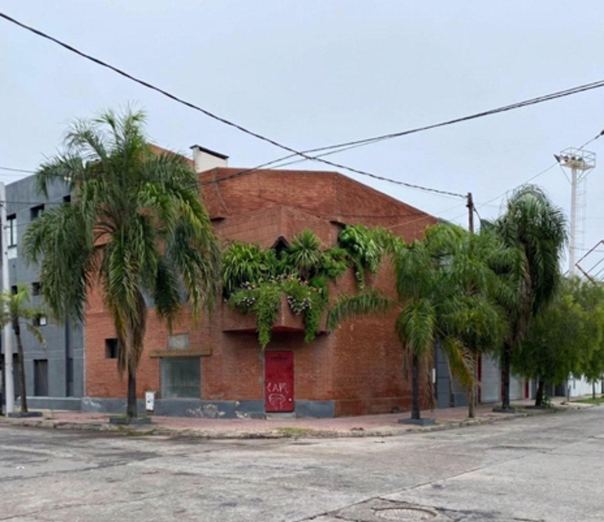 Foto de Venta de importante Hibrido Salon+Galpon+ Edificio, imagen 2