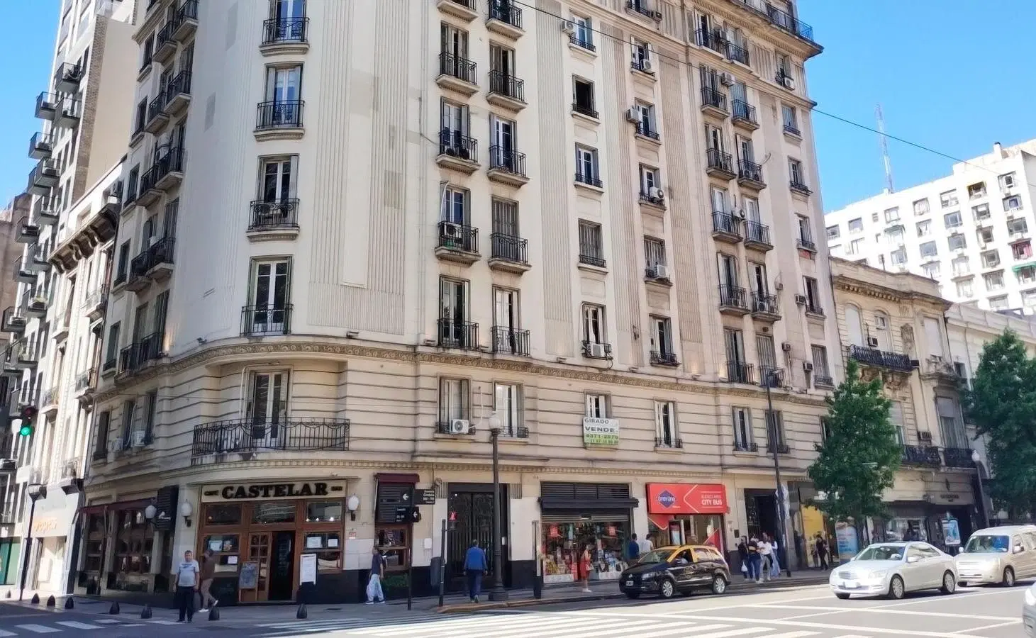 Amplio departamento de 110 metros en Retiro. Edificio de categoría estilo francés. 2