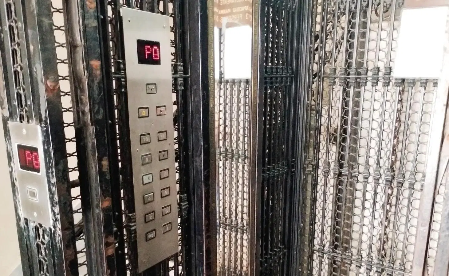 Amplio departamento de 110 metros en Retiro. Edificio de categoría estilo francés. 5