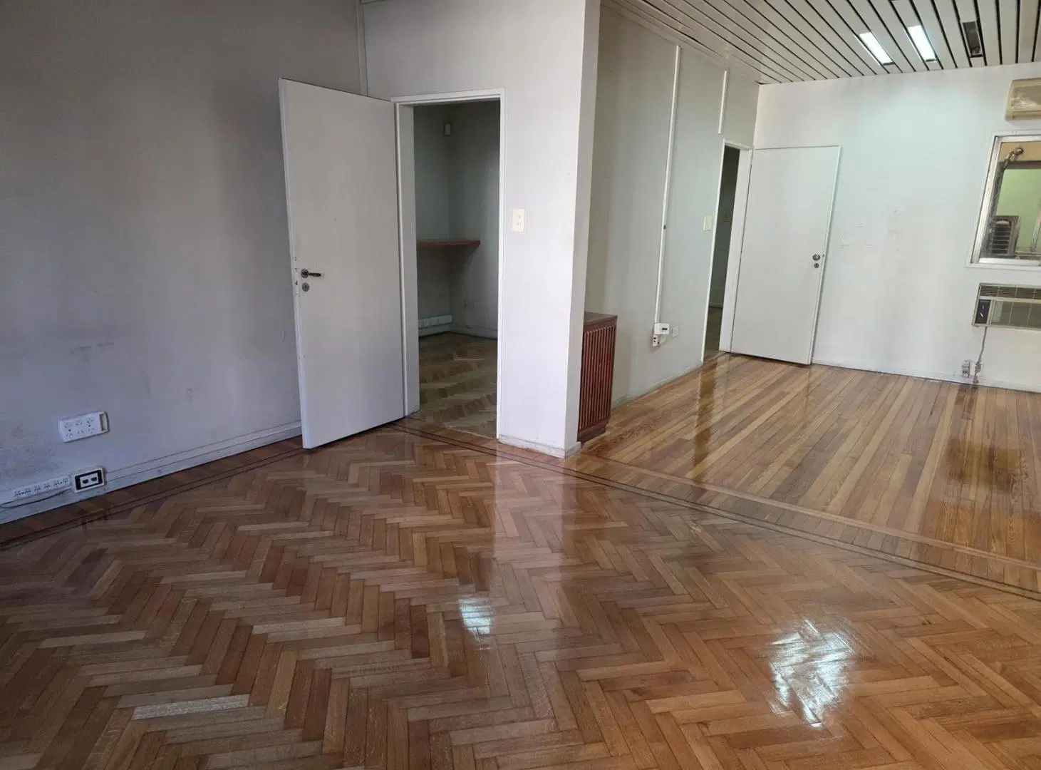 Amplio departamento de 110 metros en Retiro. Edificio de categoría estilo francés. 5