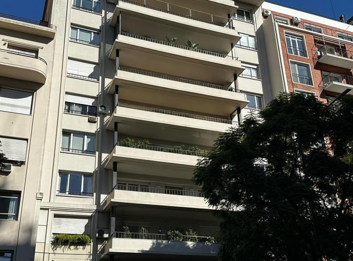 Planta baja única con alma de casa en edificio elegante y seguro sobre Avenida Figueroa Alcorta 2