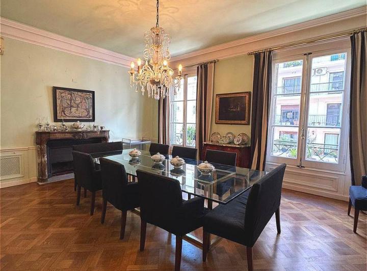 Imponente departamento en plena Avenida Alvear 5