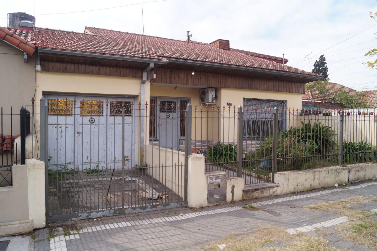 VENTA CASA 4 AMBIENTES IDEAL INVERSION APTA CREDITO CON GRAN FONDO EN LOMAS DE ZAMORA.