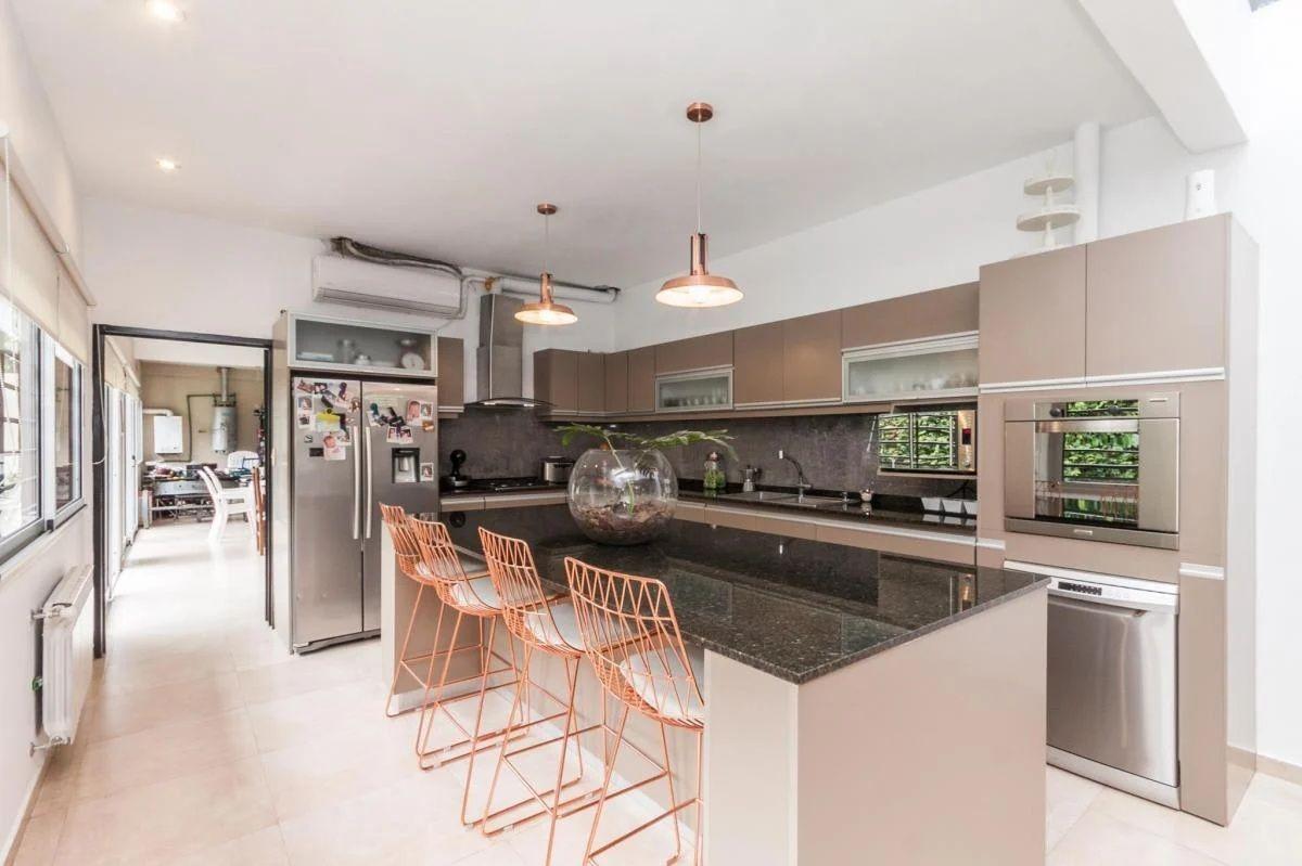 Foto de CASA 4 AMBIENTES 2 PLANTAS PILETA Y QUINCHO DETALLES DE CATEGORIA, imagen 5