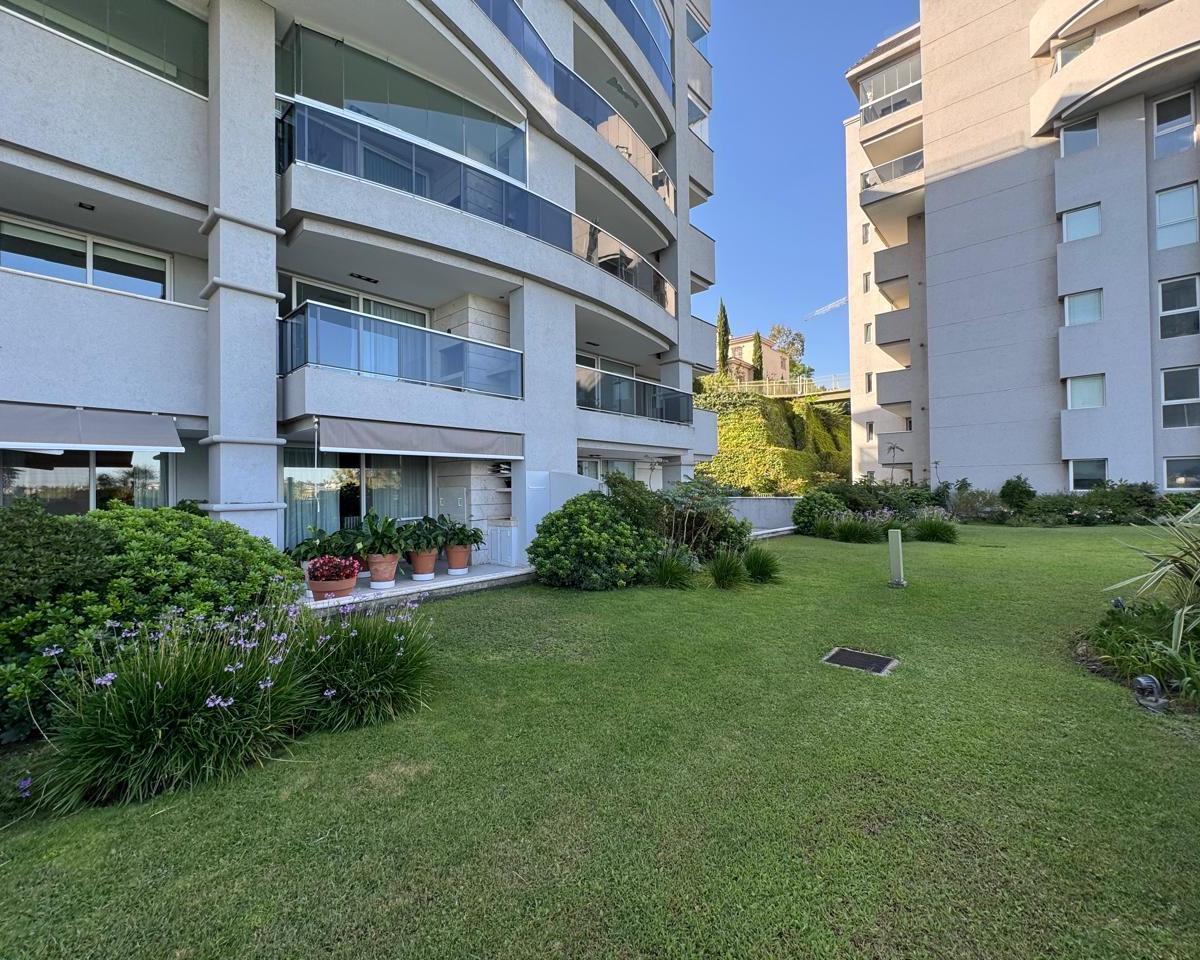 Exclusivo Dpto. de Categoría en Venta, Equipado y Amoblado en Chateau Village 1