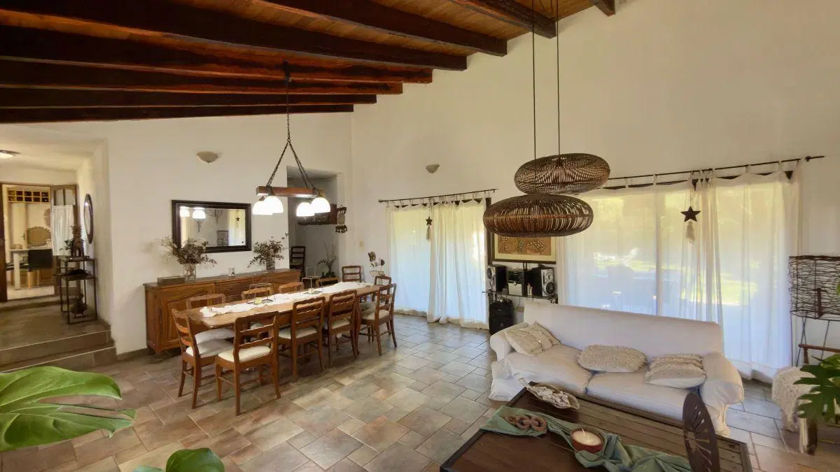 VENTA – Casa de 4 Dorm. en Exclusivo Barrio de Villa Warcalde 3