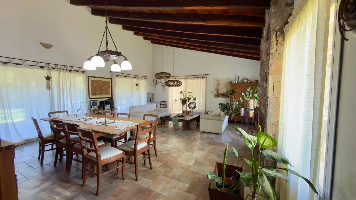 VENTA – Casa de 4 Dorm. en Exclusivo Barrio de Villa Warcalde 2