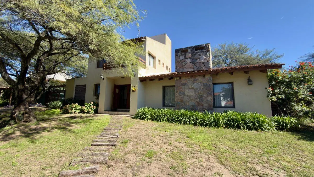 VENTA – Casa de 4 Dorm. en Exclusivo Barrio de Villa Warcalde 1