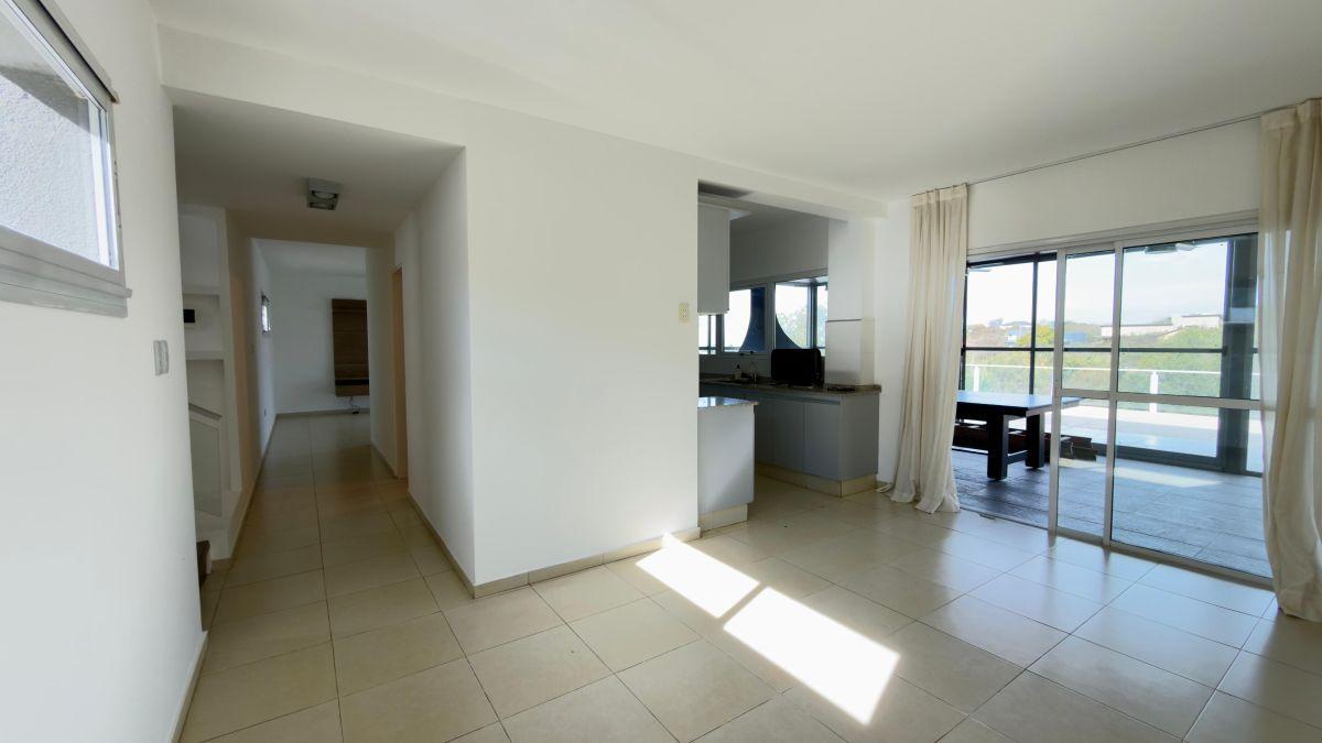 Foto de ¡OPORTUNIDAD! Casa en Venta de 3 Dormitorios, Quincho, Terraza y Pileta, imagen 2