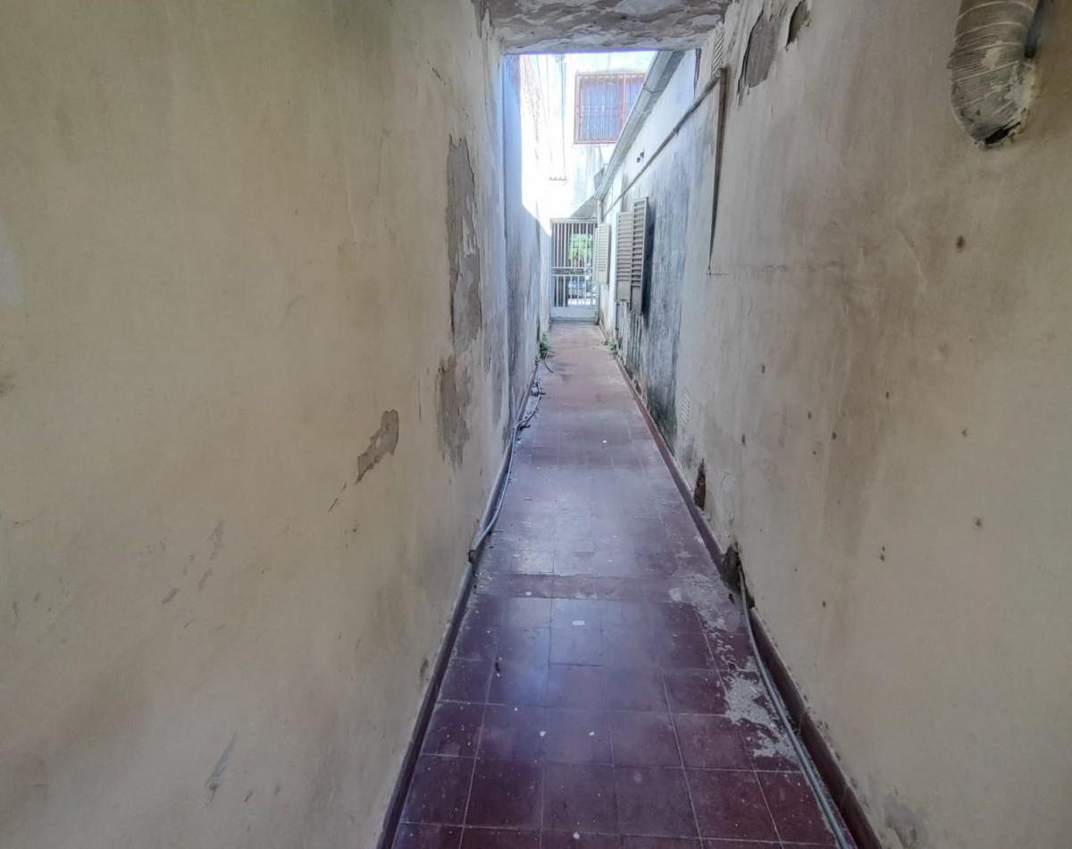 Casa a Reciclar con Galpon, Patio y Departamento. 4