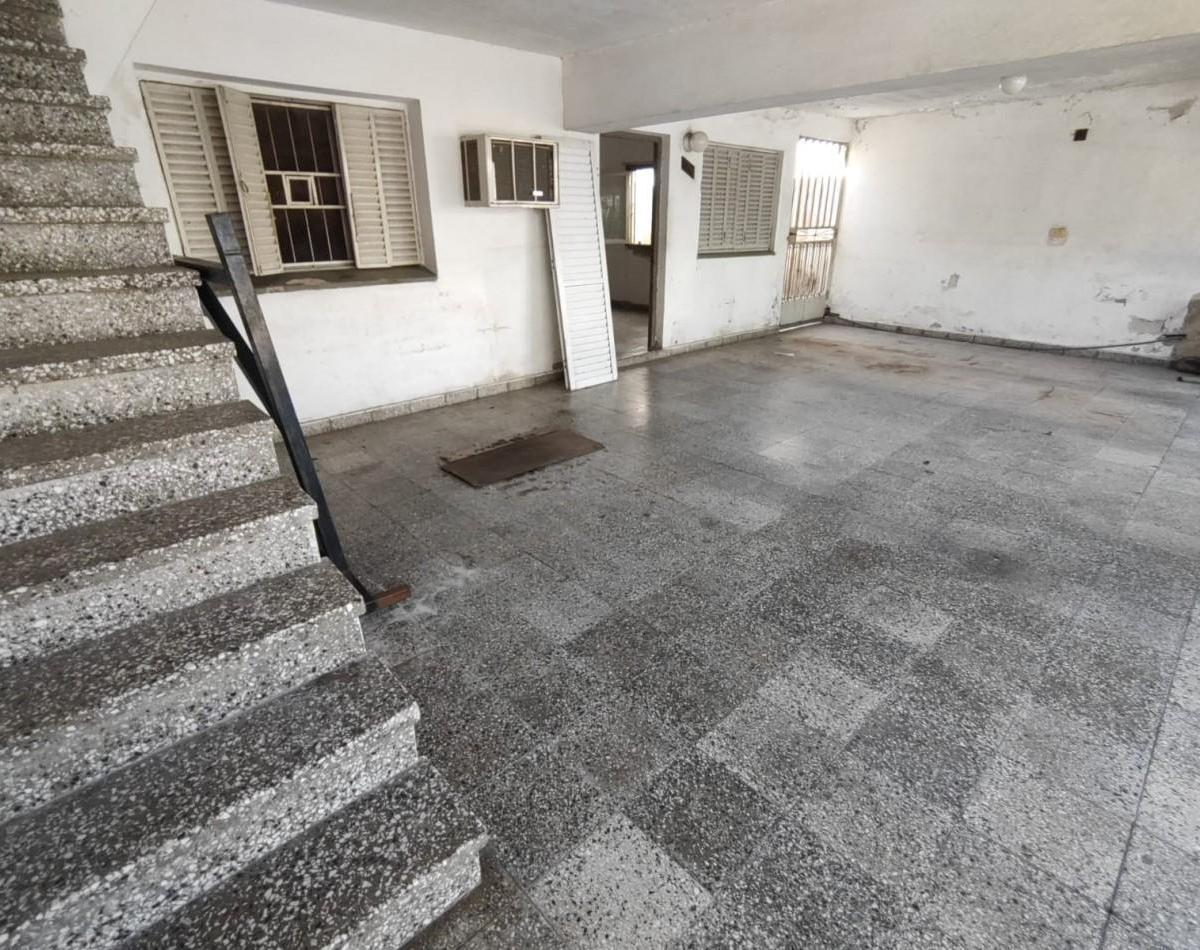 Casa a Reciclar con Galpon, Patio y Departamento. 2