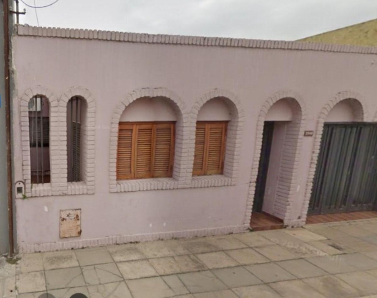 Casa con 4 Dorm., Patio Verde, Todos Los Servicios, Zona Boulevard. en Venta Santa Fe. 3