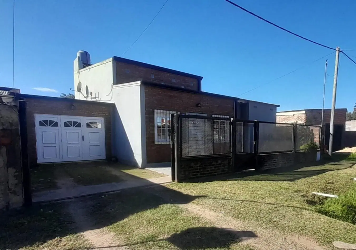 CASA DE DOS DORMITORIOS, COCHERA Y PISCINA, SANTO TOME 2