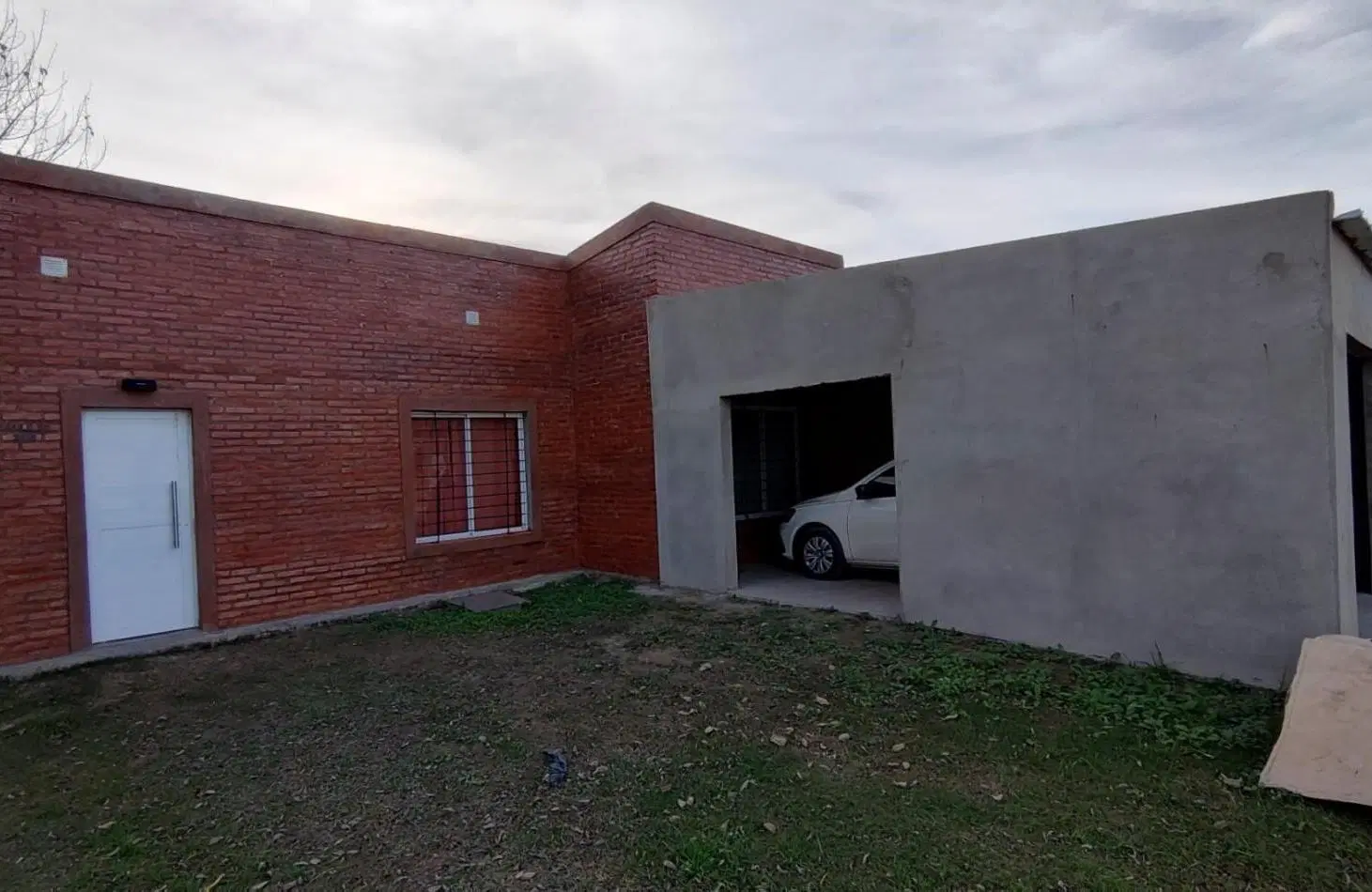 CASA DE DOS DORMITORIOS Y COCHERA, SAUCE VIEJO 1