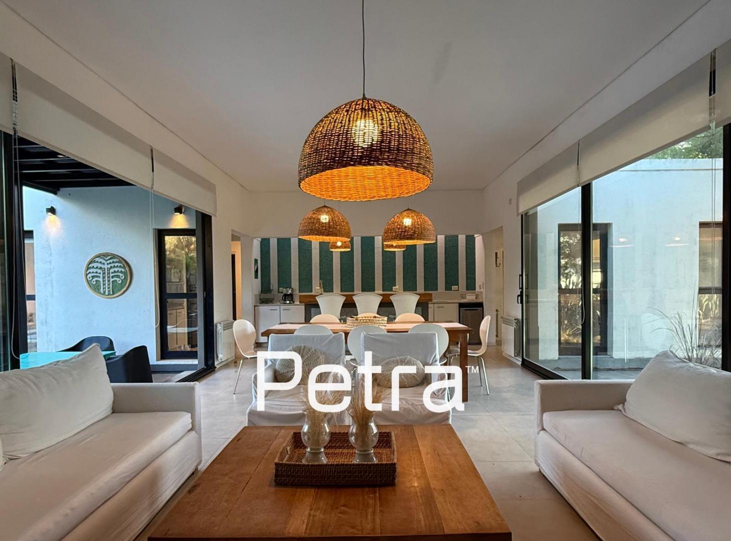 Casa en Venta en Costa Esmeralda. 4 Habitaciones y Gas Natural
