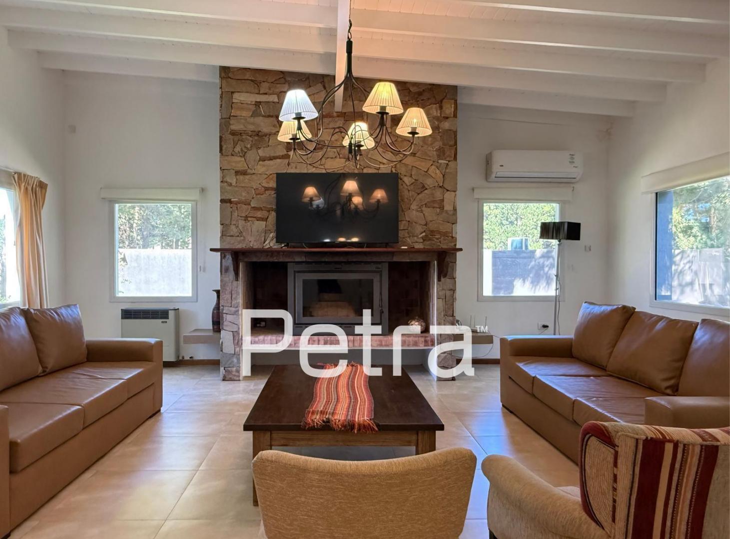 Casa en Venta en Costa Esmeralda. Gas Natural. 4 habitaciones.