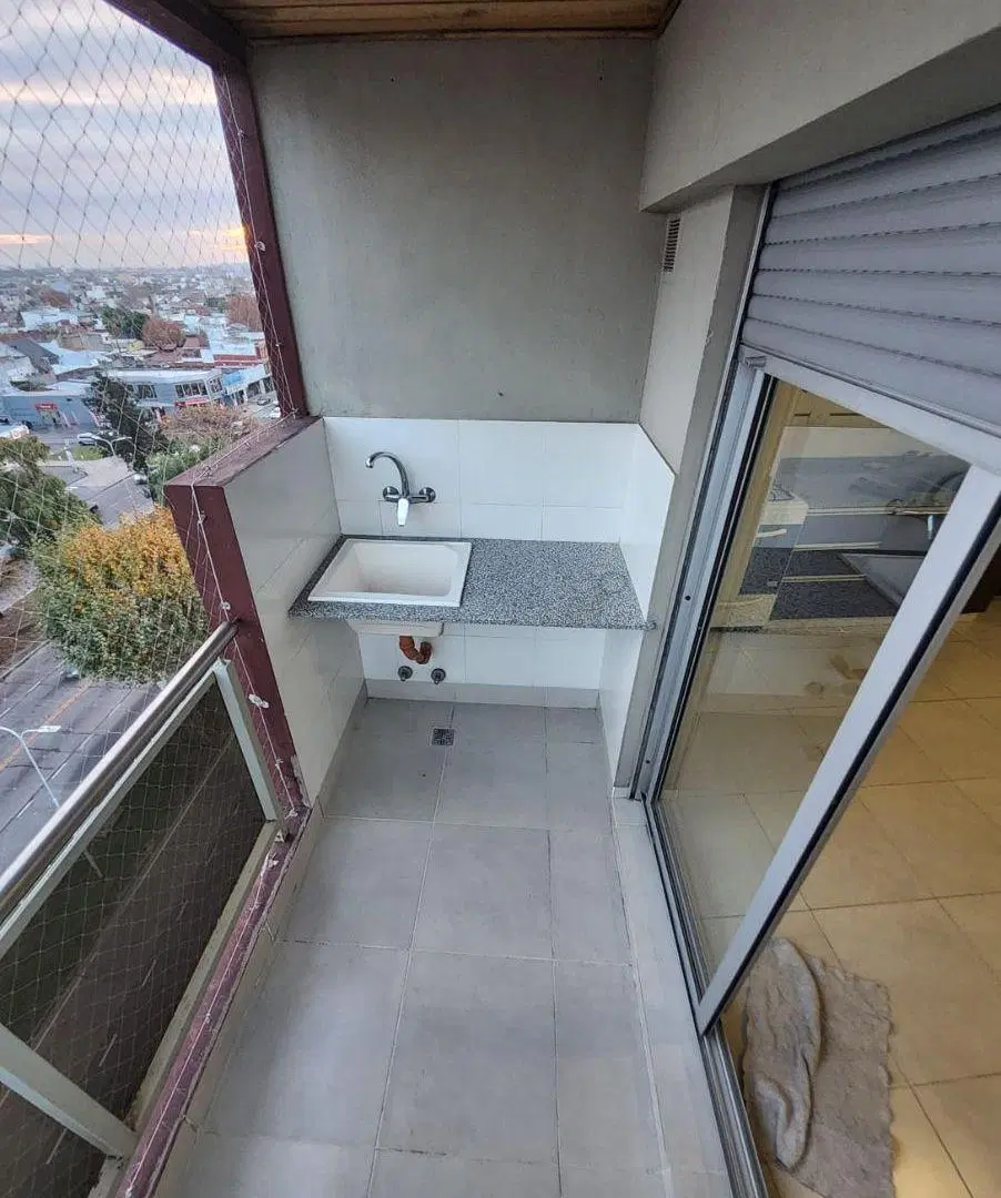 Departamento sobre Avenida Mitre impecable 5