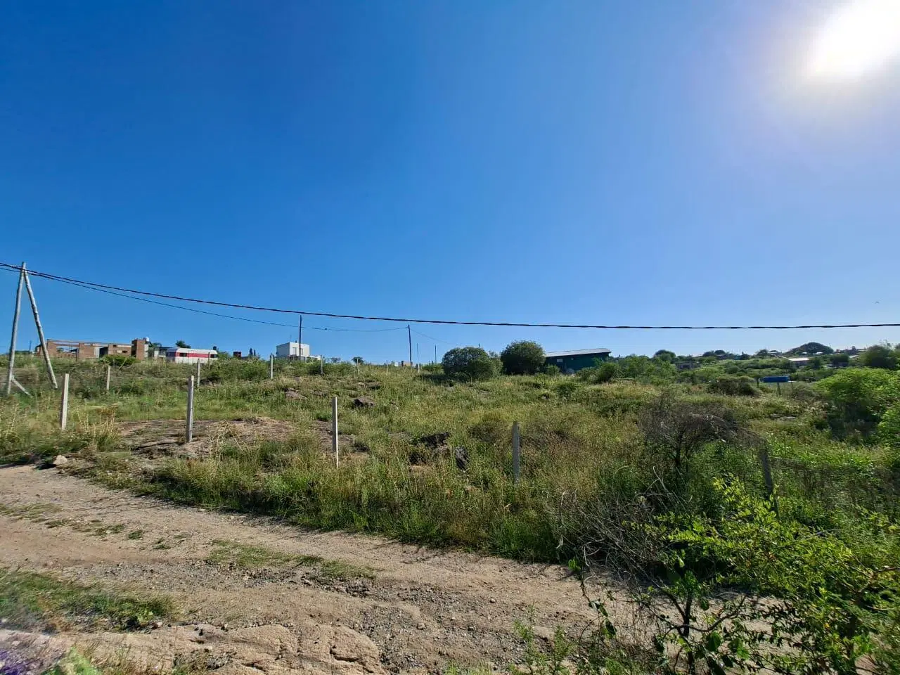 TANTI- LOTE ESQUINA 1600 M2- A 300 MTRS DE LA RUTA. 2