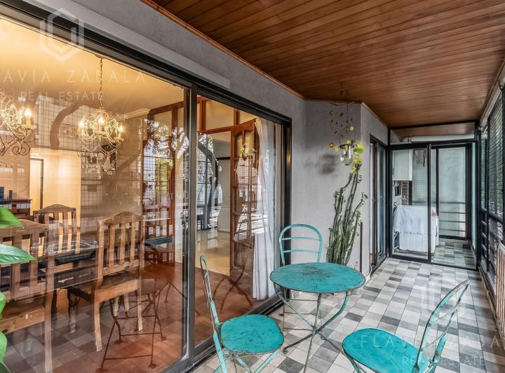Venta departamento cinco ambientes con patio, cochera, balcón, pileta y baulera en Caballito 3