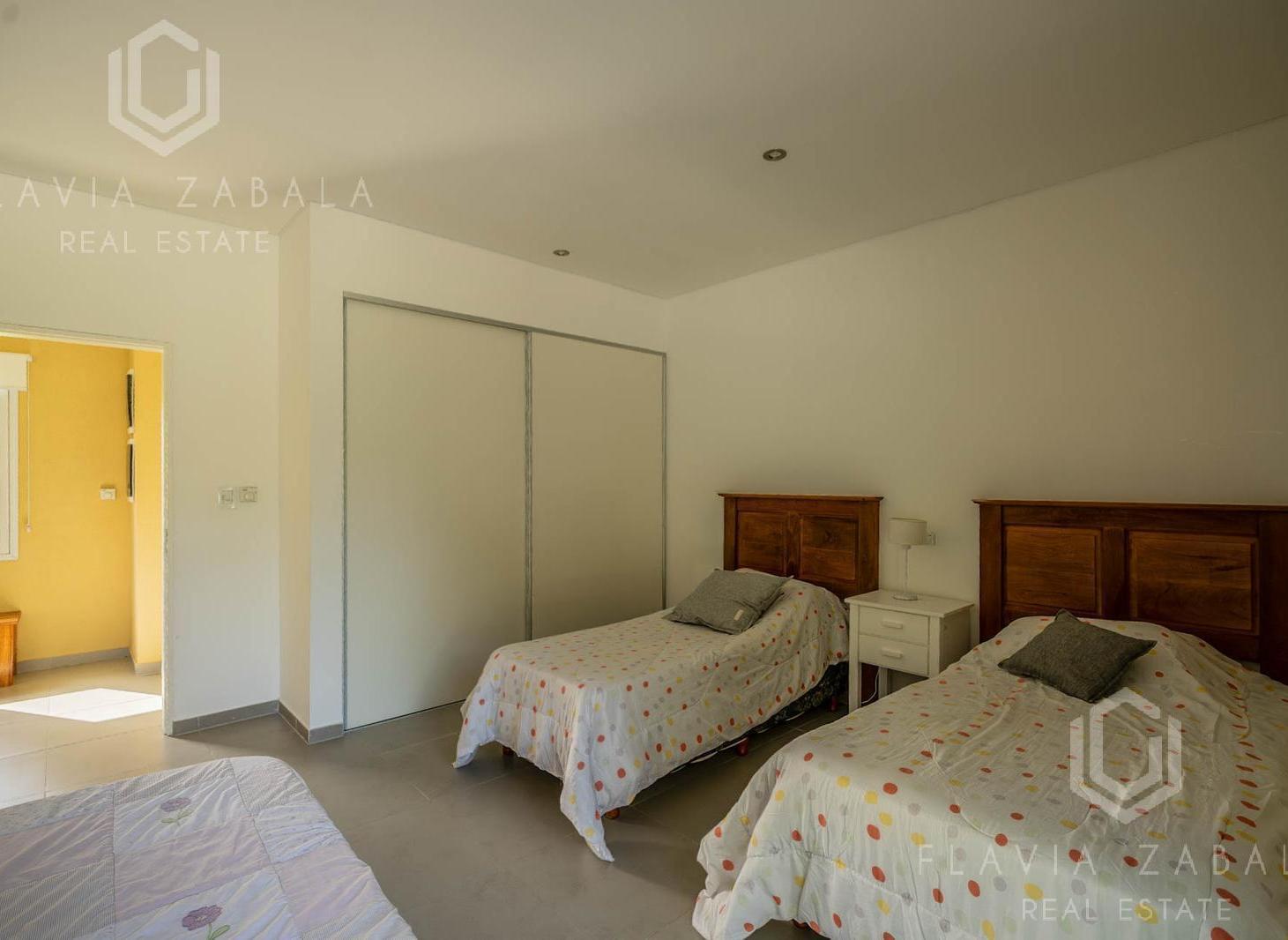Venta casa cinco ambientes. pileta. Golf II Costa Esmeralda