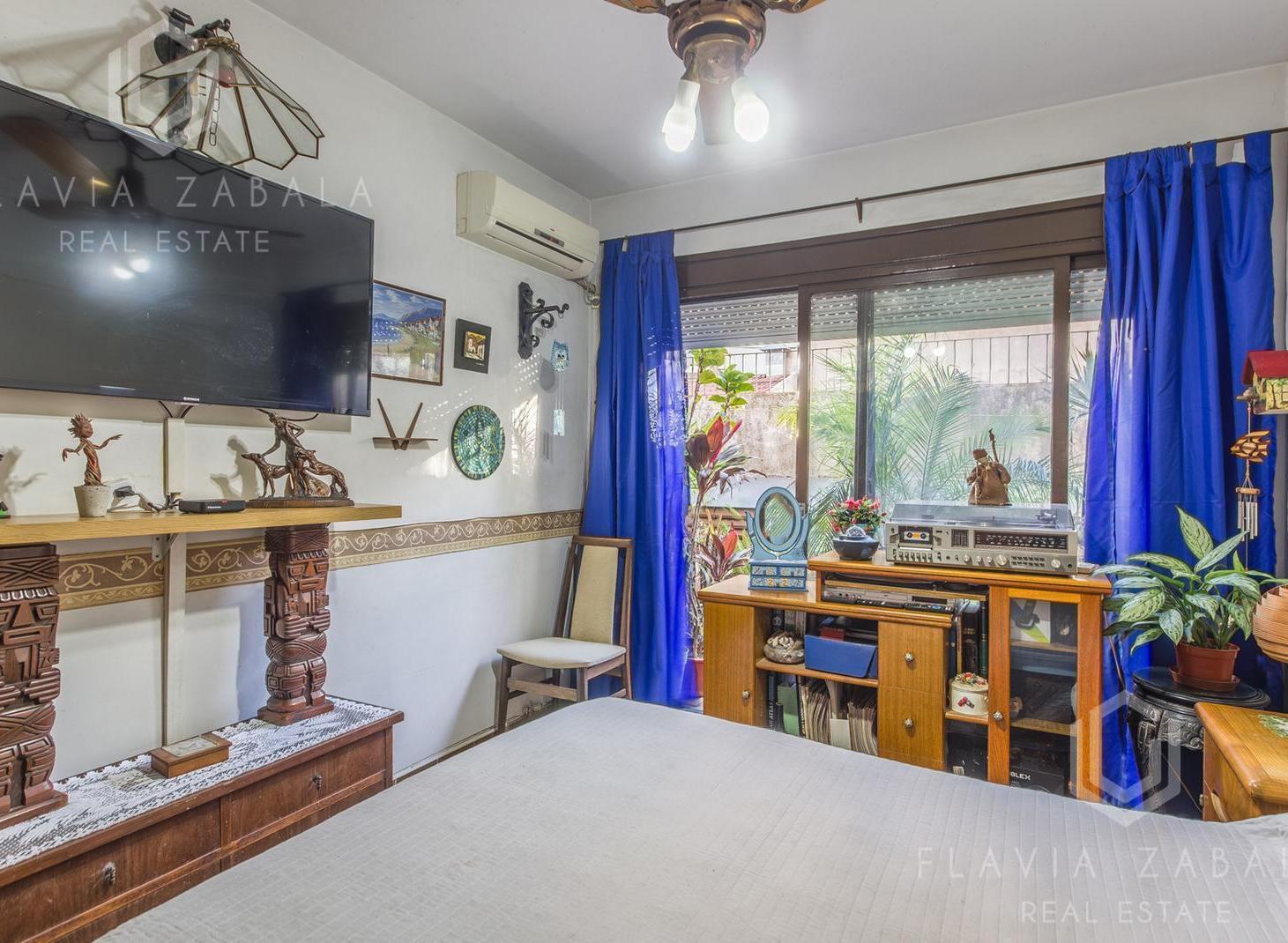 Venta departamento tres ambientes con patio en Coghlan