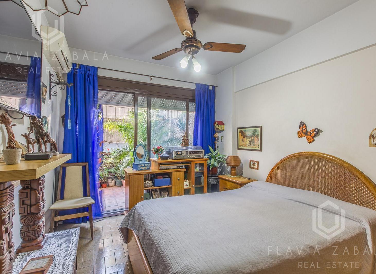 Venta departamento tres ambientes con patio en Coghlan
