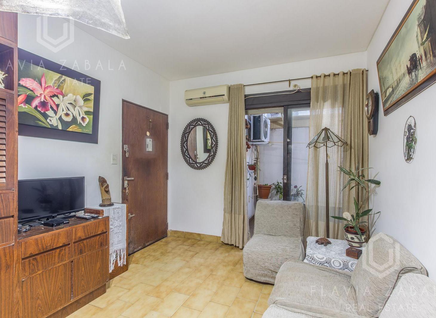 Venta departamento tres ambientes con patio en Coghlan