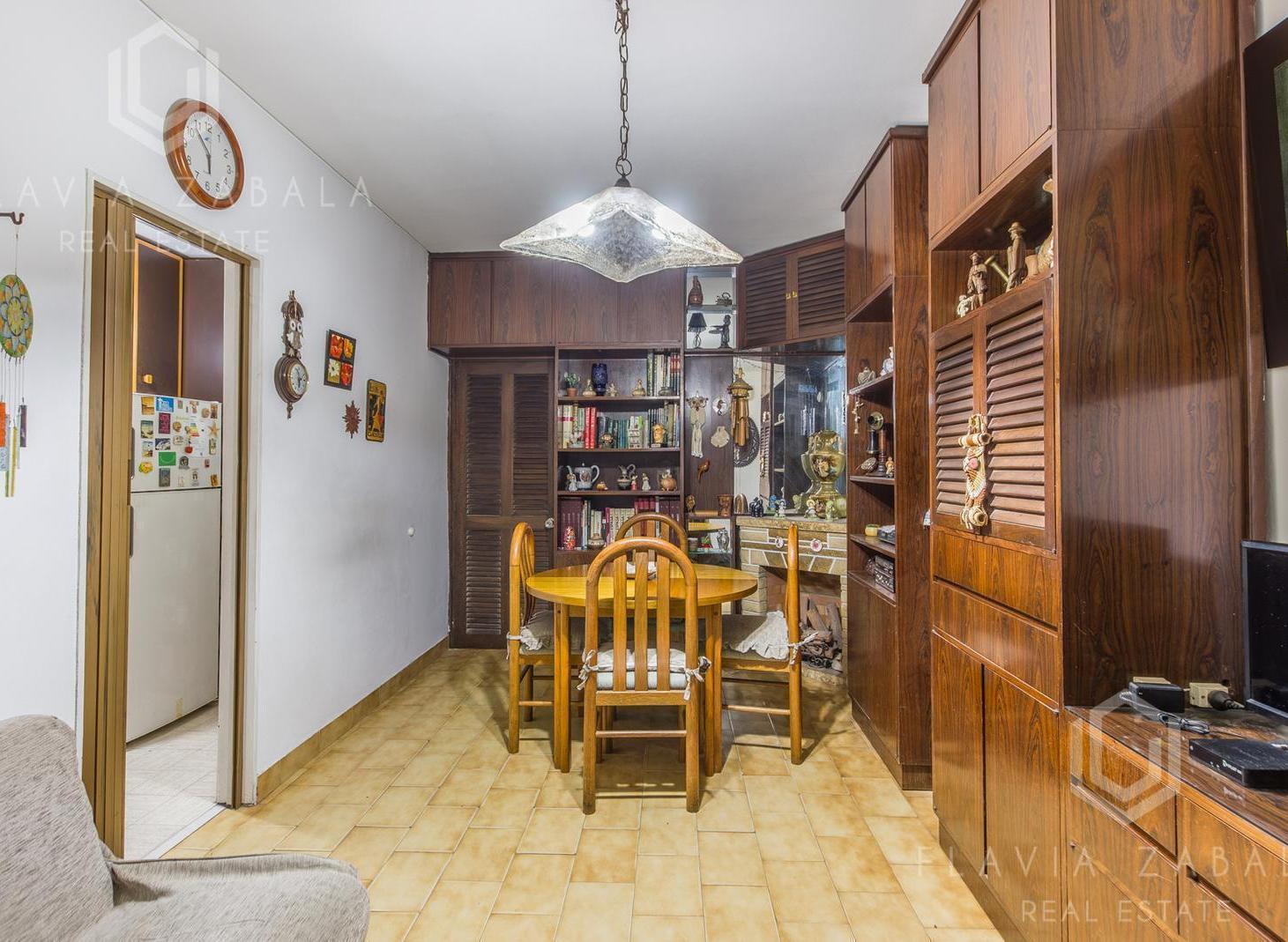 Venta departamento tres ambientes con patio en Coghlan