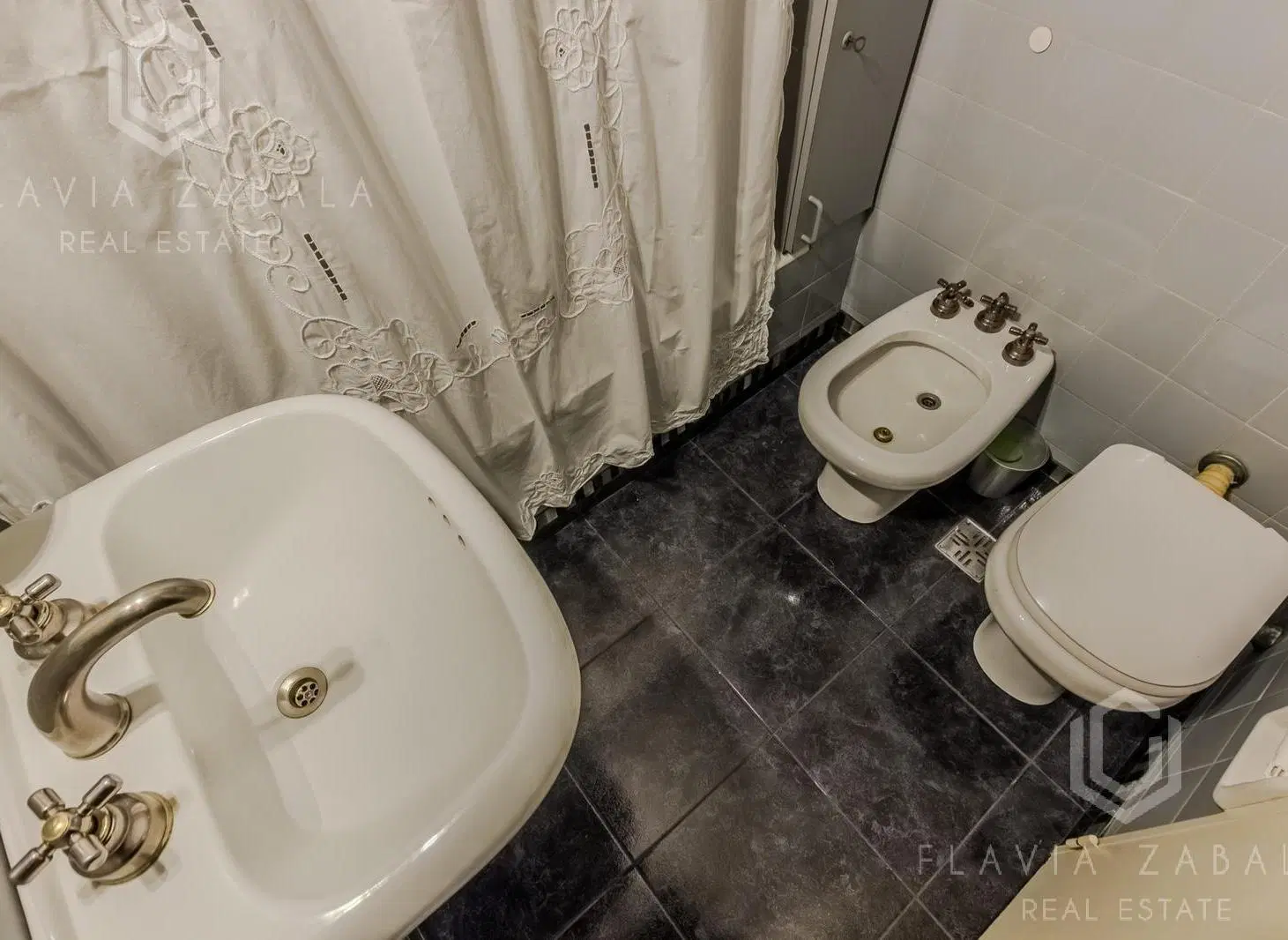 Venta departamento tres ambientes con balcón en Almagro 5