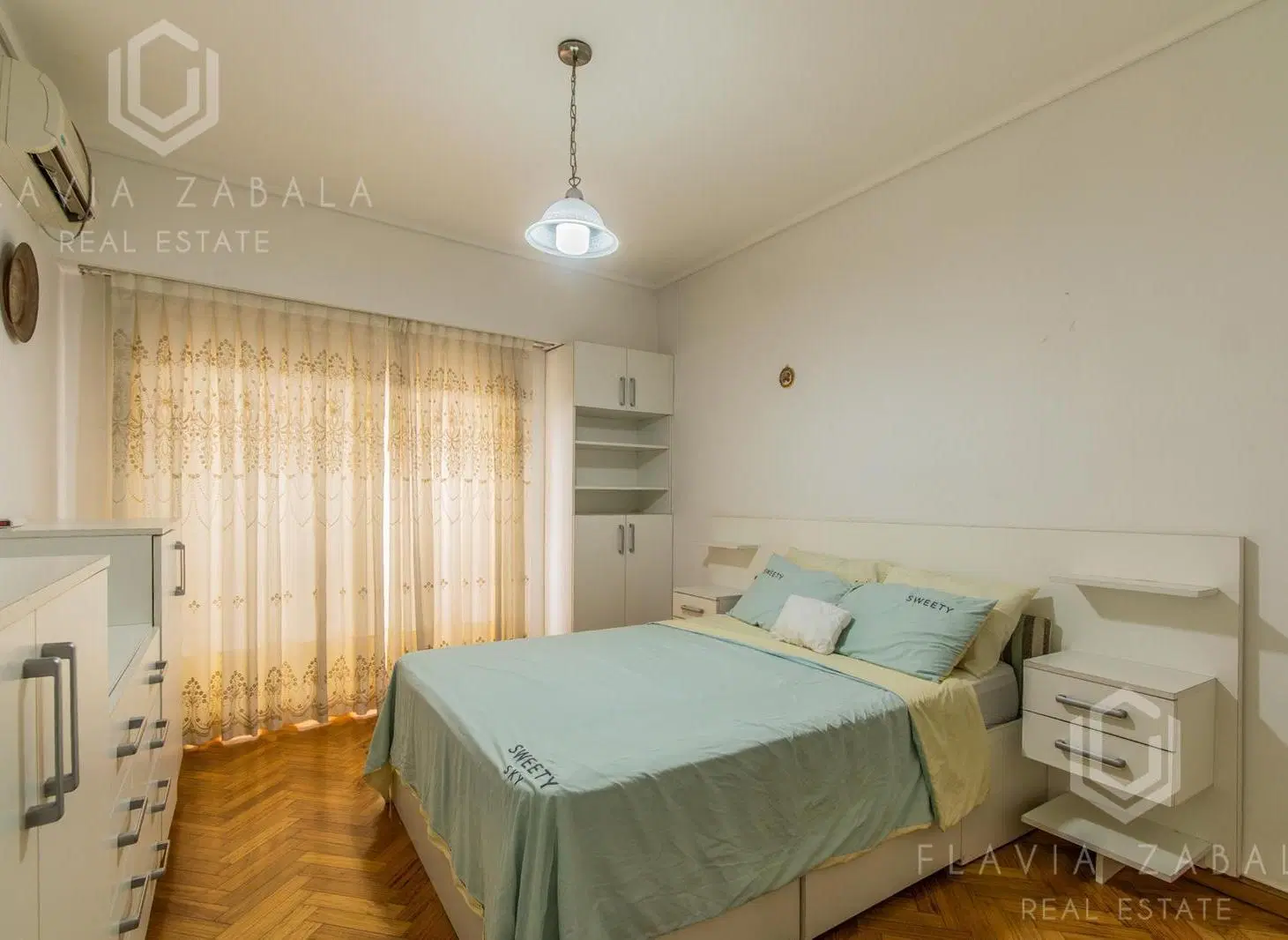 Alquiler departamento cuatro ambientes con dep. Cochera. El valor incluye exp.  Amoblado. Recoleta 2