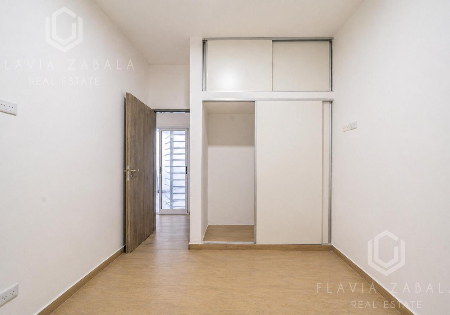 Venta departamento dos ambientes reciclado con patio en San Martín Centro