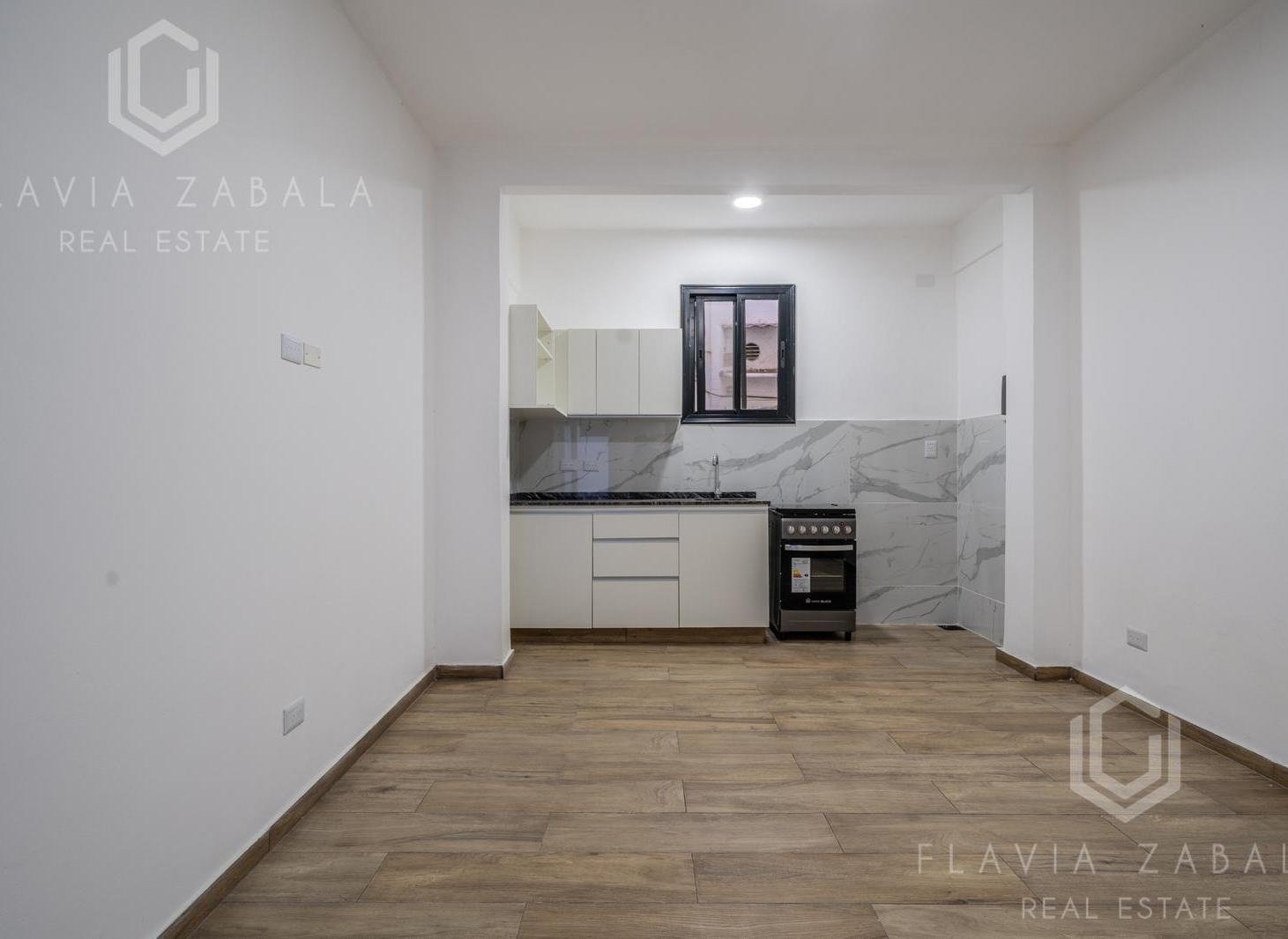 Venta departamento dos ambientes reciclado con patio en San Martín Centro
