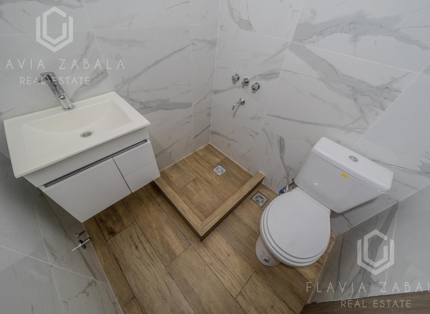 Venta departamento dos ambientes reciclado con patio en San Martín Centro