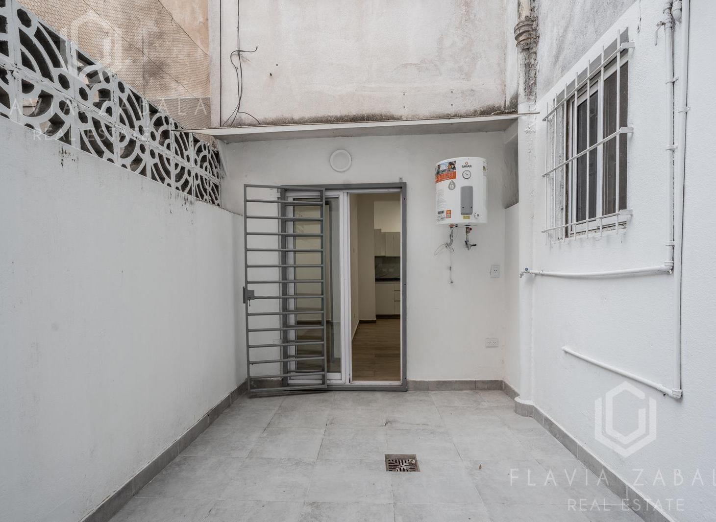 Venta departamento dos ambientes reciclado con patio en San Martín Centro