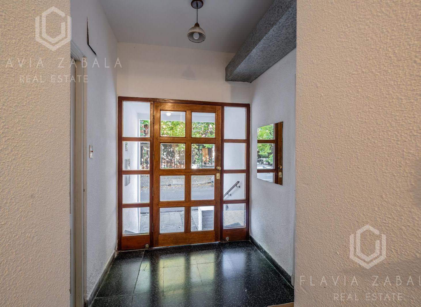 Venta departamento dos ambientes reciclado con patio en San Martín Centro