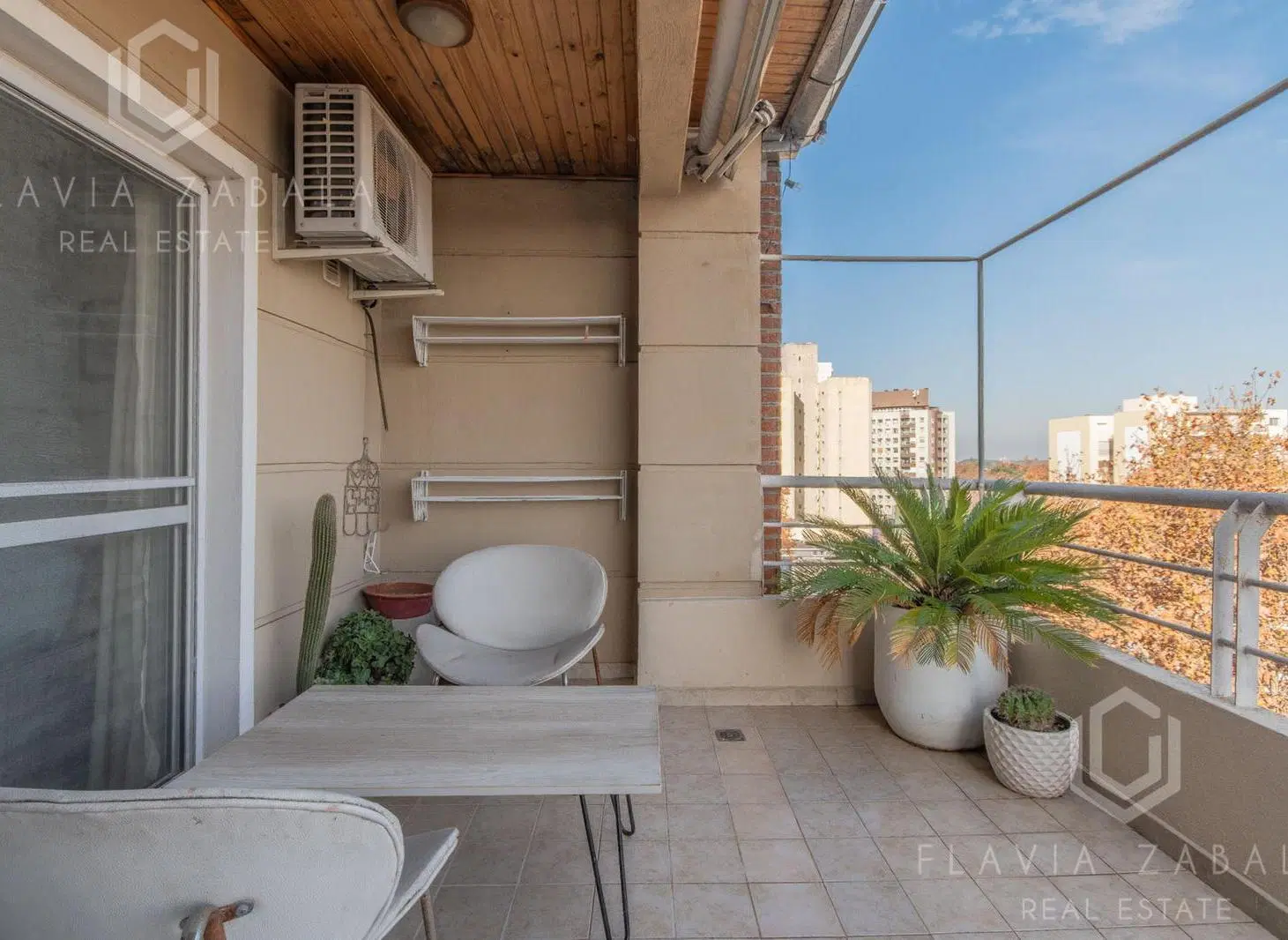 Venta dúplex cuatro ambientes con balcón aterrazado y dos cocheras en Villa Ballester 2