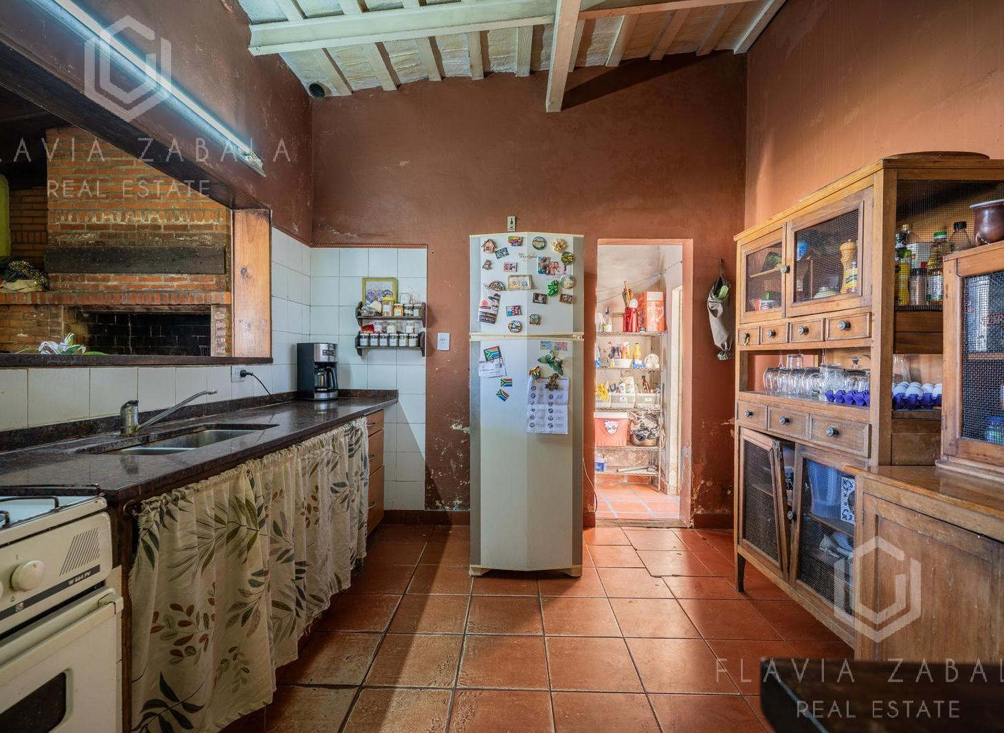 Foto de OPORTUNIDAD! Venta casa de siete ambientes con jardín, pileta, garaje y depósito en Bella Vista, imagen 2